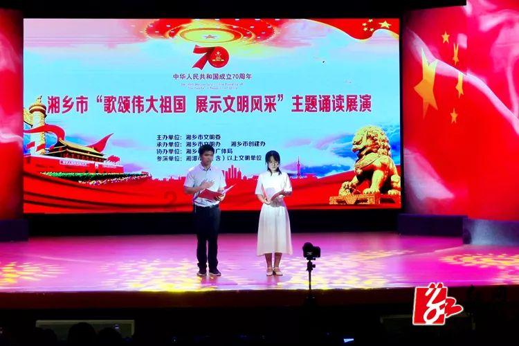 夏季的时尚女孩