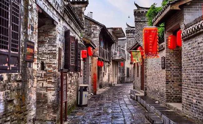 熊孩子爬进火锅店菜柜不出来，店员合力将其拉出